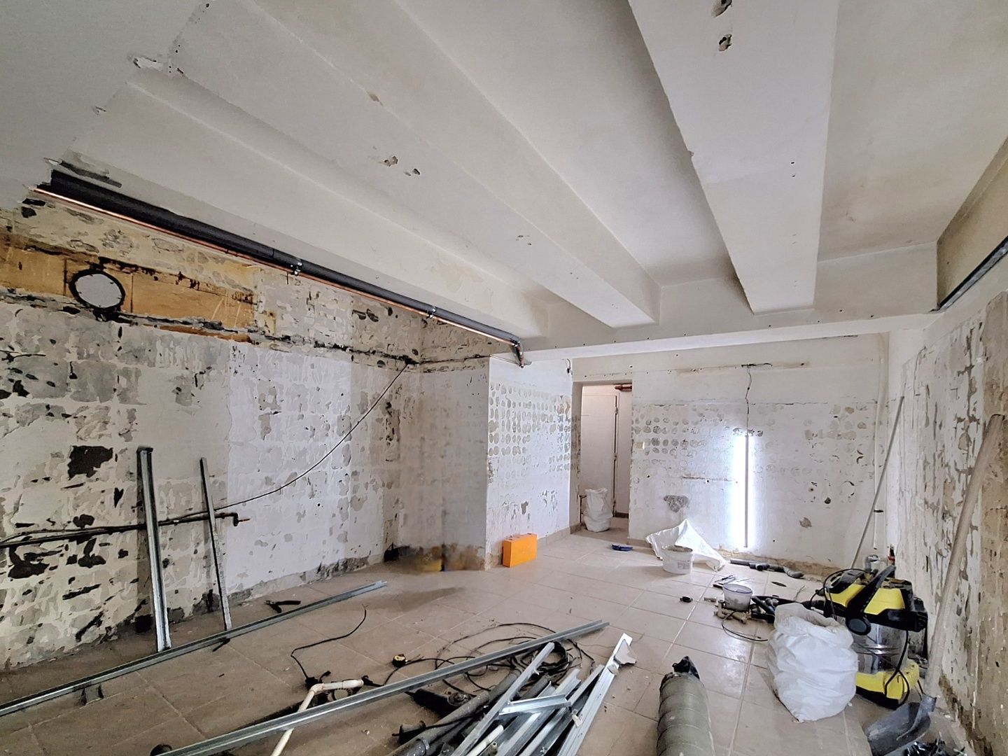ADOMIS - predáme atraktívny nebytový komerčný priestor v centre Košíc 163m2 s výkladom priamo na ulicu, 2podlažný ul. Pribinova, 20m roh budovy Hlavná