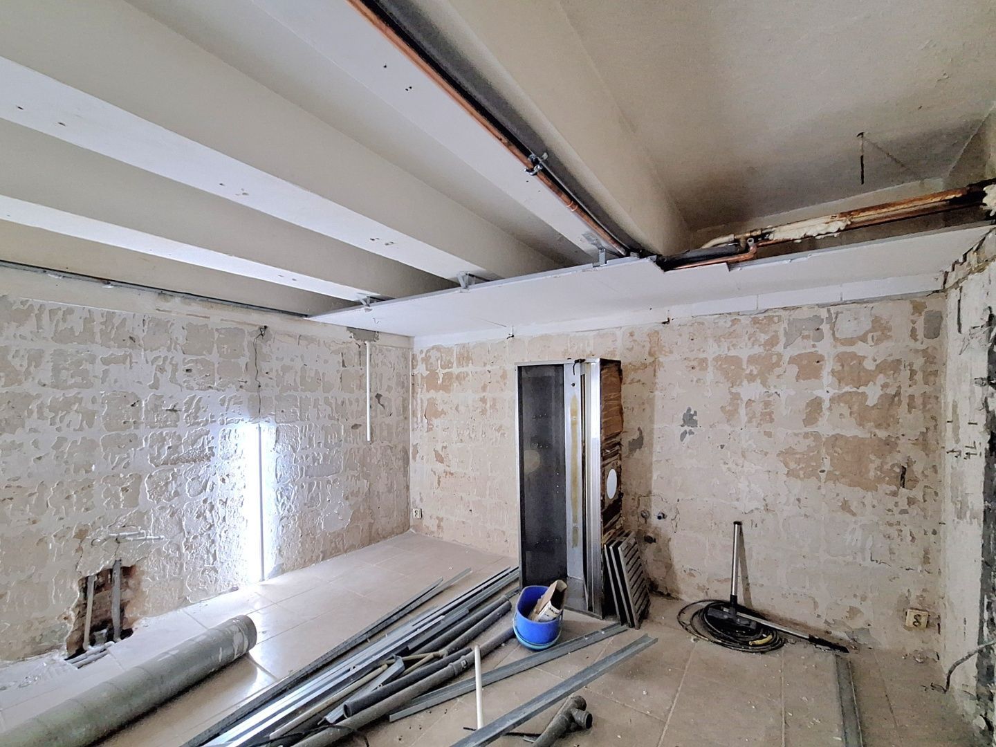 ADOMIS - predáme atraktívny nebytový komerčný priestor v centre Košíc 163m2 s výkladom priamo na ulicu, 2podlažný ul. Pribinova, 20m roh budovy Hlavná