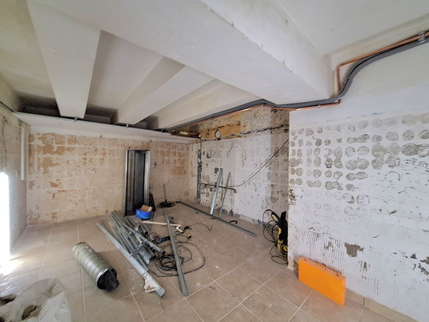 ADOMIS - predáme atraktívny nebytový komerčný priestor v centre Košíc 163m2 s výkladom priamo na ulicu, 2podlažný ul. Pribinova, 20m roh budovy Hlavná