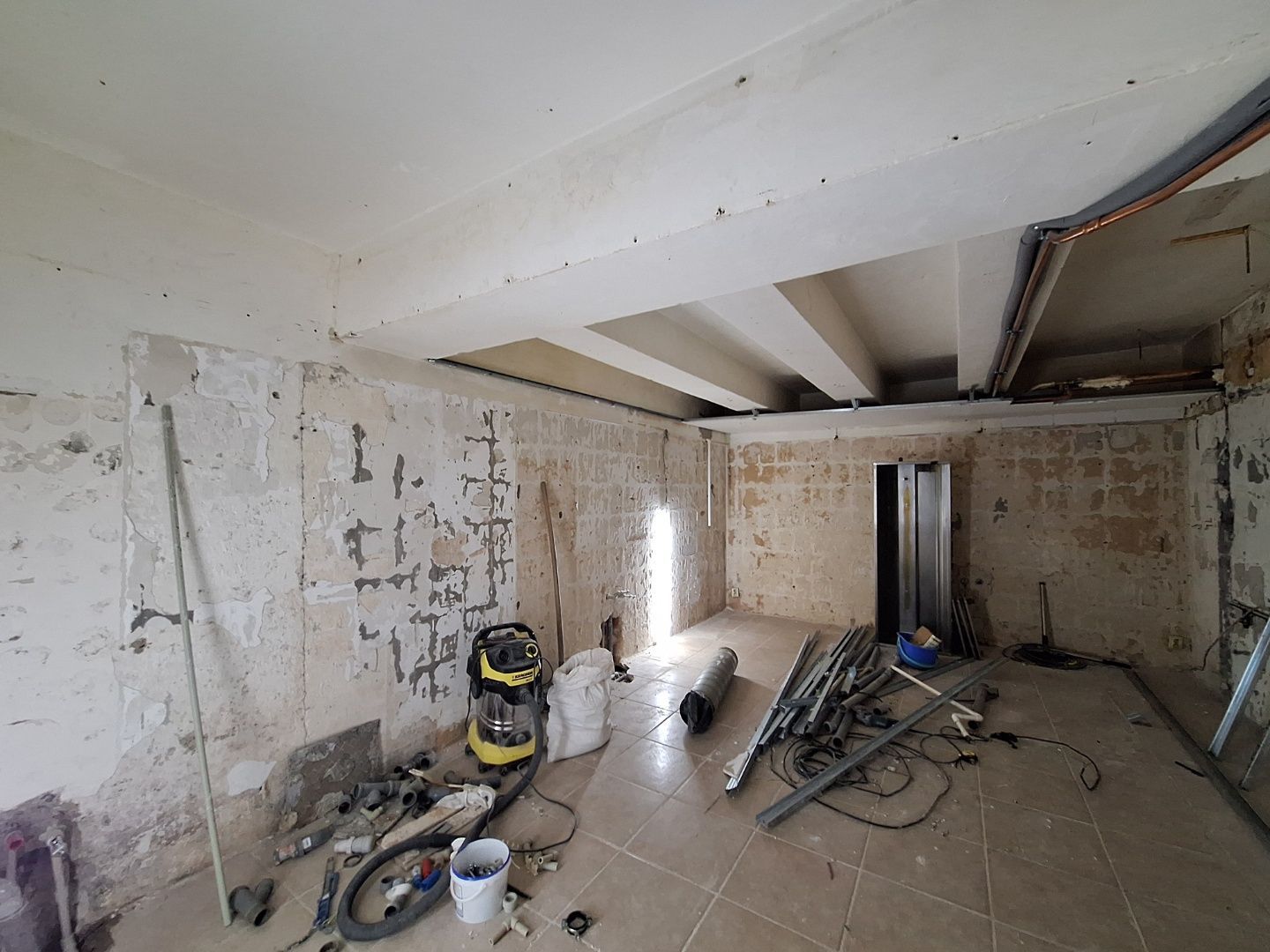 ADOMIS - predáme atraktívny nebytový komerčný priestor v centre Košíc 163m2 s výkladom priamo na ulicu, 2podlažný ul. Pribinova, 20m roh budovy Hlavná