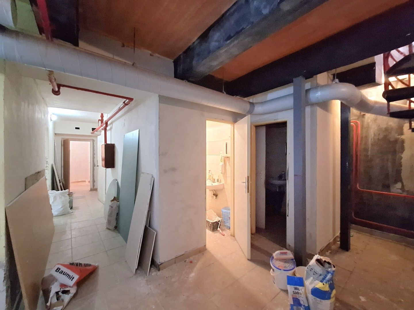 ADOMIS - predáme atraktívny nebytový komerčný priestor v centre Košíc 163m2 s výkladom priamo na ulicu, 2podlažný ul. Pribinova, 20m roh budovy Hlavná