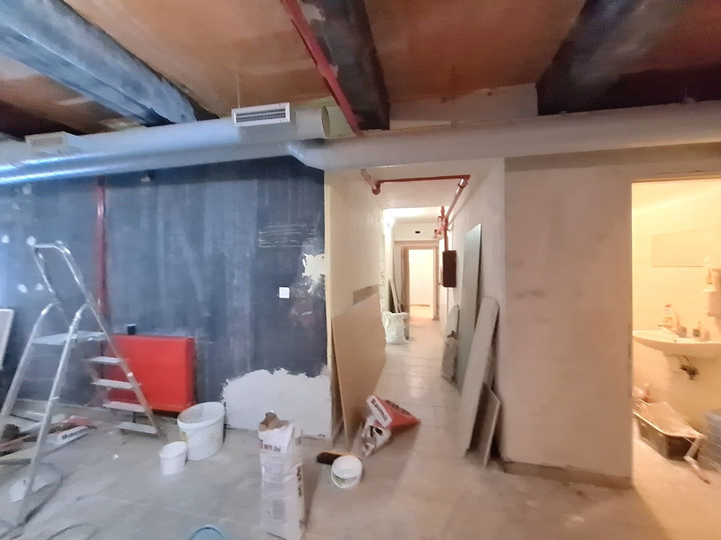 ADOMIS - predáme atraktívny nebytový komerčný priestor v centre Košíc 163m2 s výkladom priamo na ulicu, 2podlažný ul. Pribinova, 20m roh budovy Hlavná