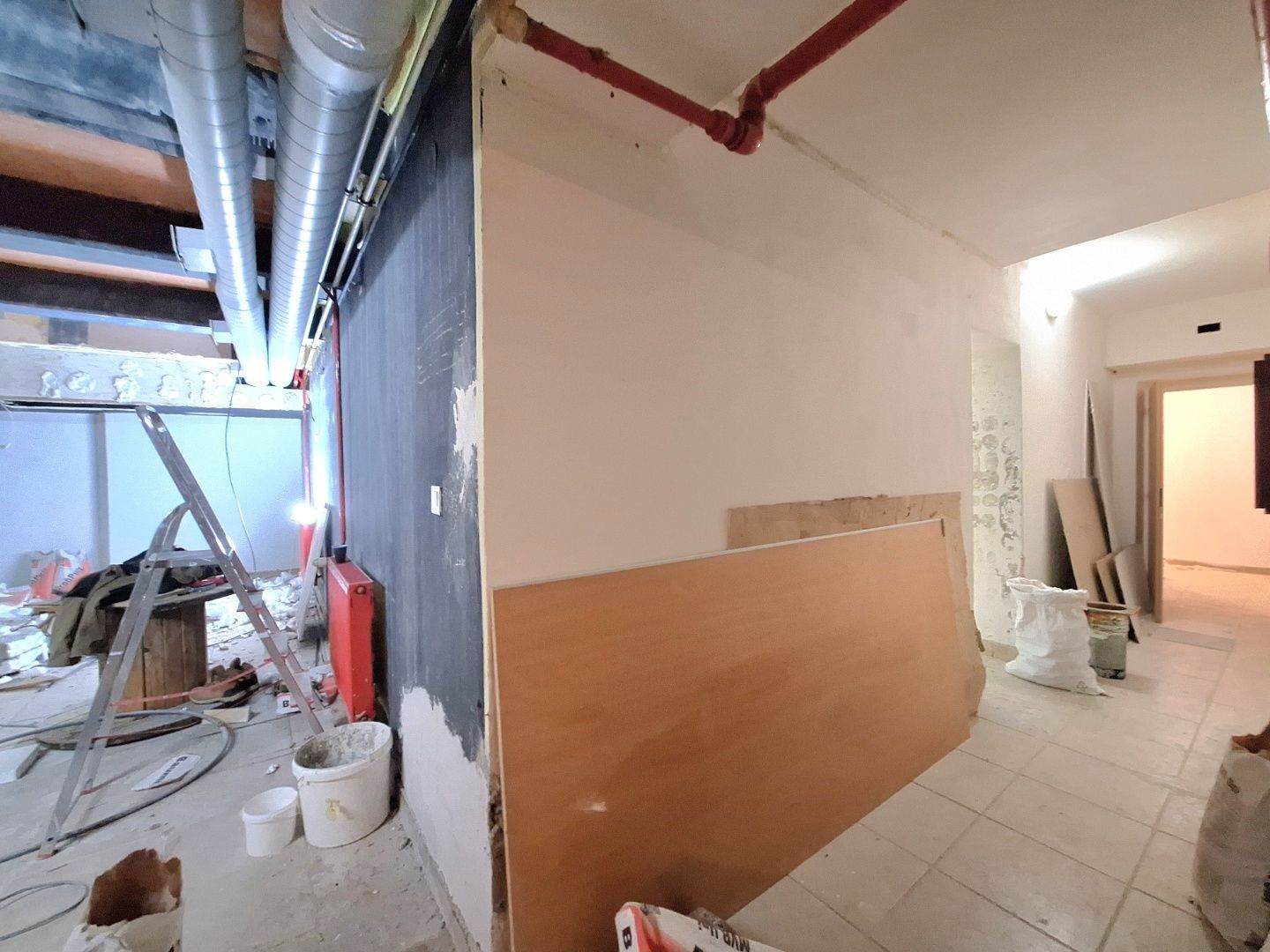 ADOMIS - predáme atraktívny nebytový komerčný priestor v centre Košíc 163m2 s výkladom priamo na ulicu, 2podlažný ul. Pribinova, 20m roh budovy Hlavná