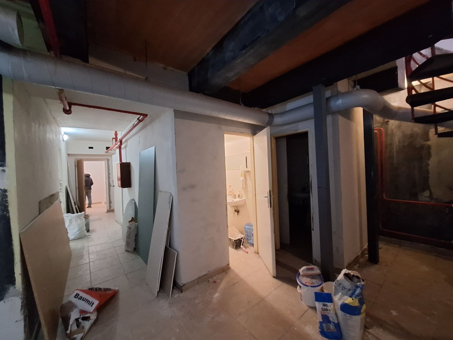 ADOMIS - predáme atraktívny nebytový komerčný priestor v centre Košíc 163m2 s výkladom priamo na ulicu, 2podlažný ul. Pribinova, 20m roh budovy Hlavná