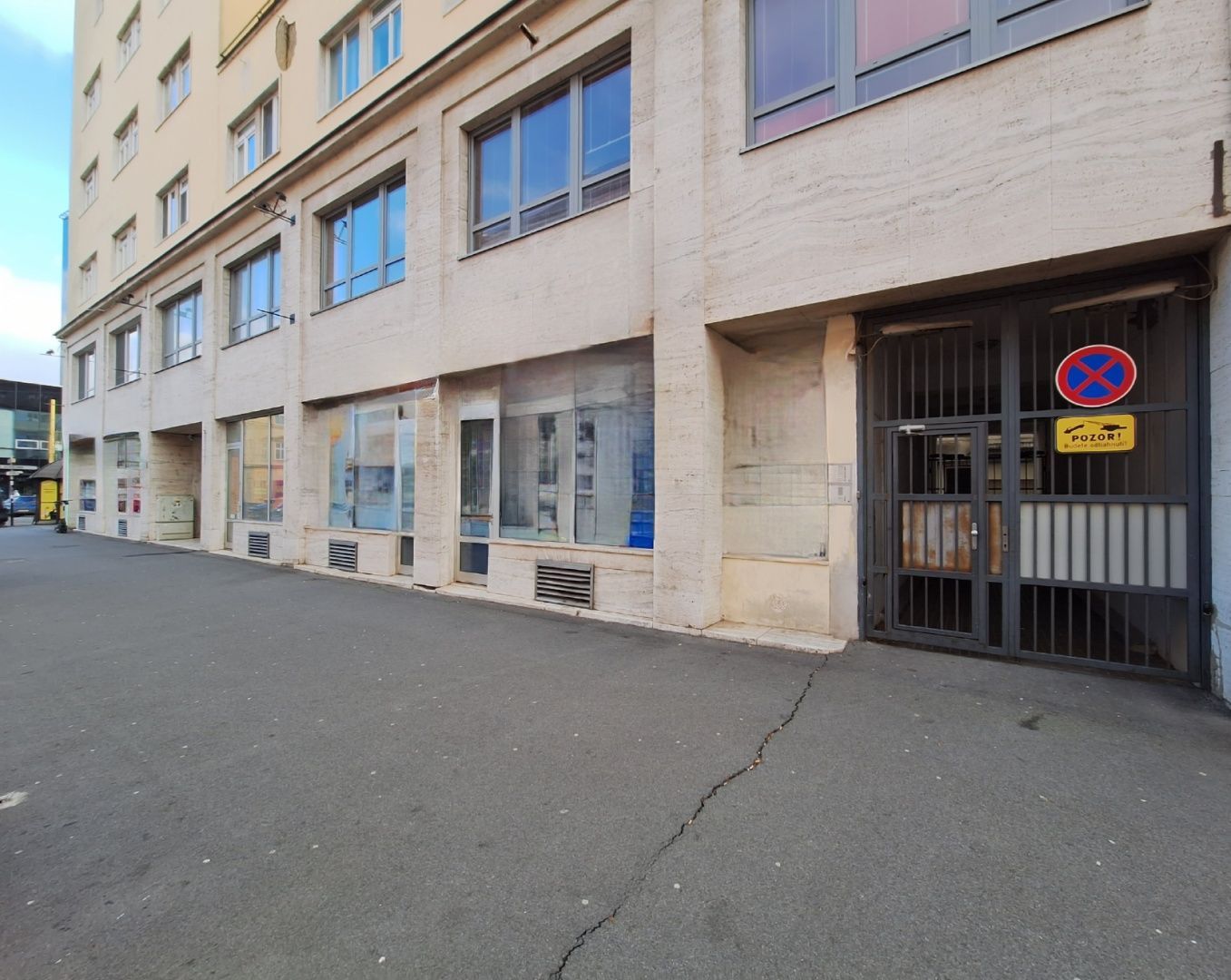 ADOMIS - predáme atraktívny nebytový komerčný priestor v centre Košíc 163m2 s výkladom priamo na ulicu, 2podlažný ul. Pribinova, 20m roh budovy Hlavná