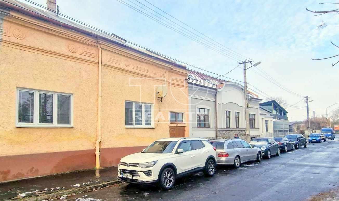 Extra zníženie !! Na PREDAJ rodinný dom /300m2/ v intraviláne mesta Lučenec.