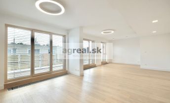 3-room luxurious apartment near the castle, 180 m², parking, Skalna Street