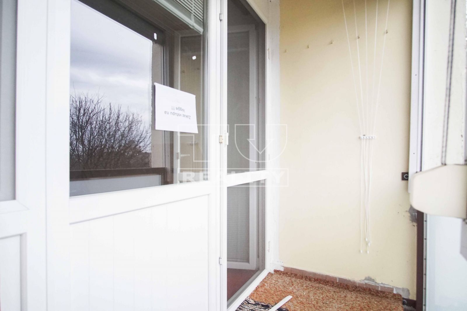 Tehlový 3-izbový byt s loggiou vo vyhľadávanej lokalite v Štúrove – 63m2