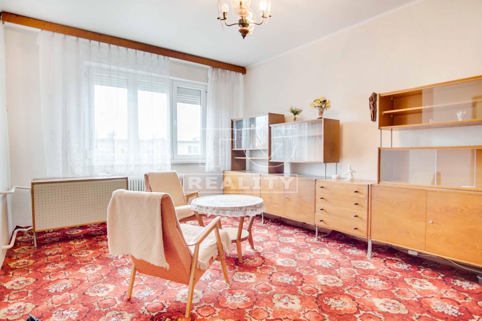Tehlový 3-izbový byt s loggiou vo vyhľadávanej lokalite v Štúrove – 63m2