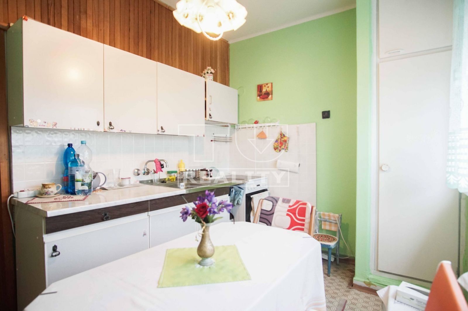 Tehlový 3-izbový byt s loggiou vo vyhľadávanej lokalite v Štúrove – 63m2