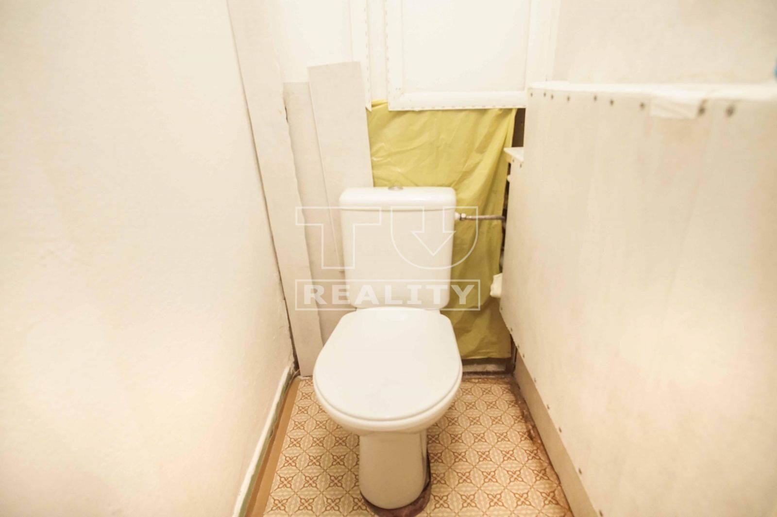 Tehlový 3-izbový byt s loggiou vo vyhľadávanej lokalite v Štúrove – 63m2