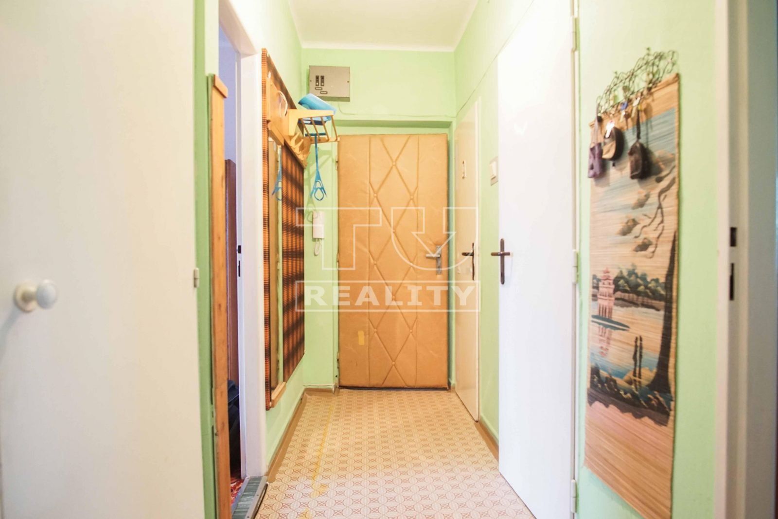 Tehlový 3-izbový byt s loggiou vo vyhľadávanej lokalite v Štúrove – 63m2