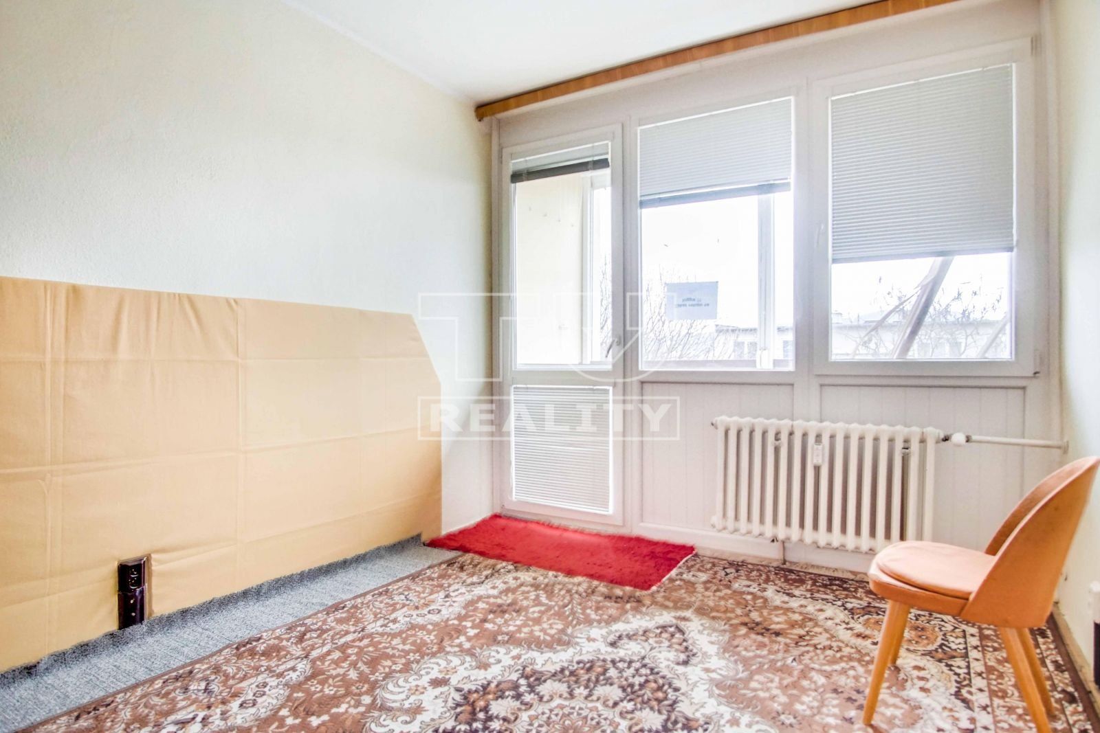 Tehlový 3-izbový byt s loggiou vo vyhľadávanej lokalite v Štúrove – 63m2