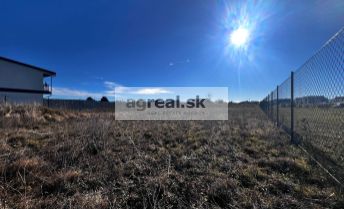 Predaj- veľký stavebný pozemok pre dom alebo dvojdom (1024 m2, 270,- EUR/m2)  priamo pri Anna parku, ul. Platanová, Miloslavov