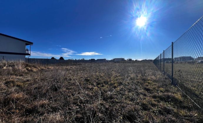 Predaj- veľký stavebný pozemok pre dom alebo dvojdom (1024 m2, 270,- EUR/m2)  priamo pri Anna parku, ul. Platanová, Miloslavov