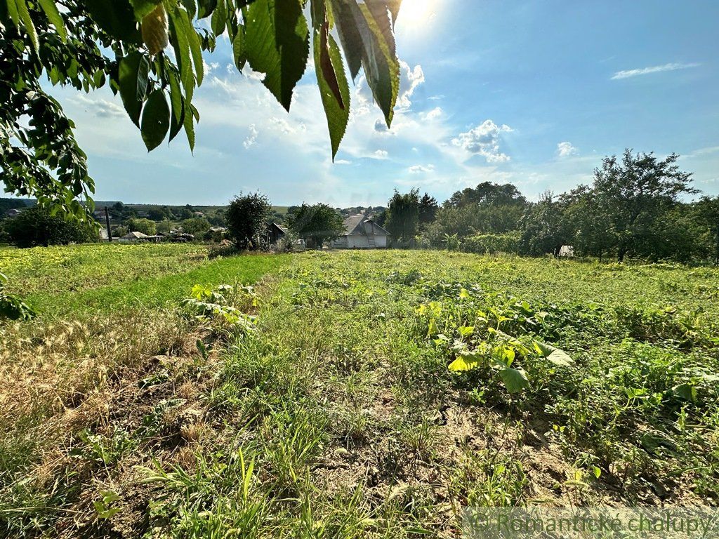 Priestranný pozemok o výmere 880 m2 s pekným výhľadom v obci Dedinka