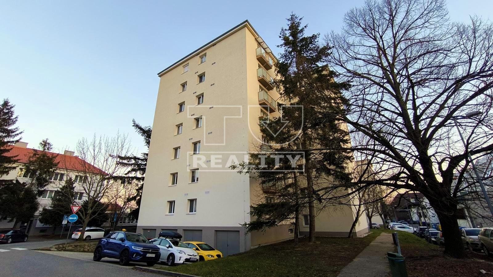 Veľmi pekný, zrekonštruovaný 2 izbový byt s balkónom priamo v centre, PEZINOK, 53,49 m2