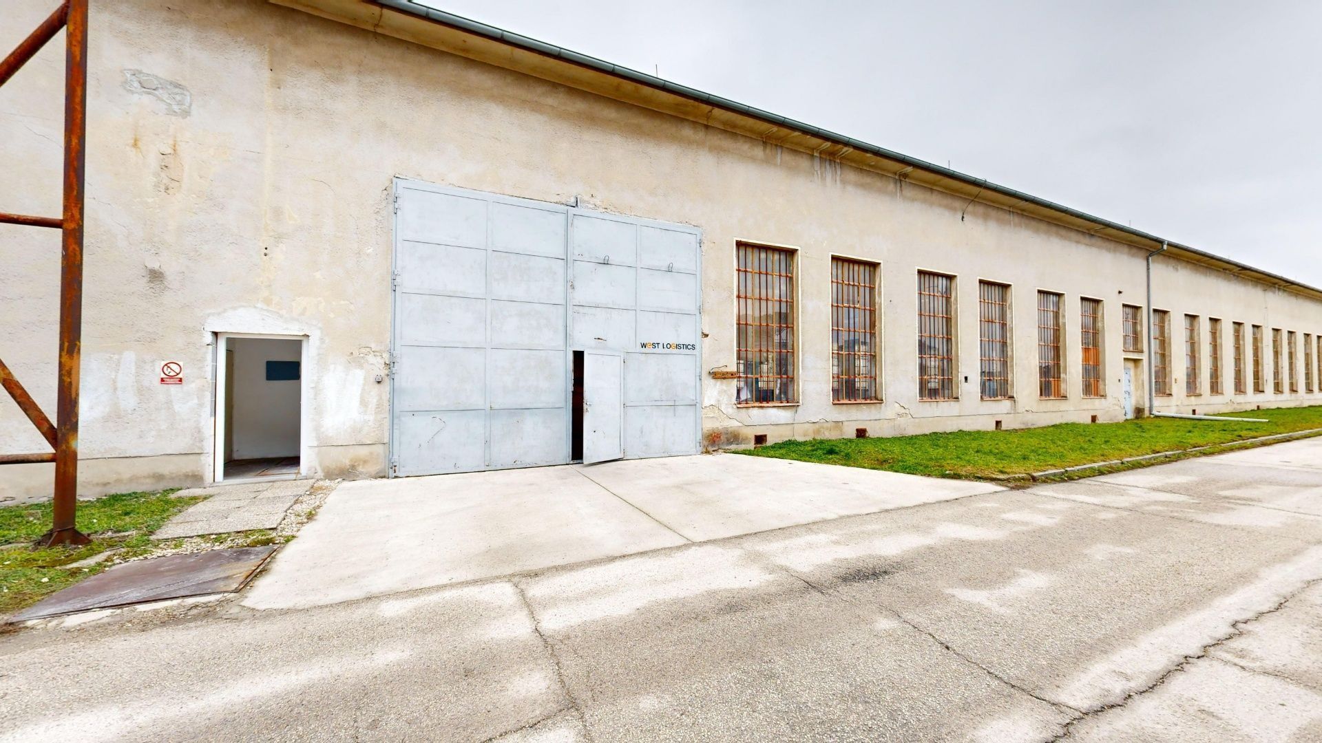 Skladový / výrobný priestor 1 000 m 2 nakladacia rampa - na prenájom + kancelária na poschodí 93 m2 + parkovane