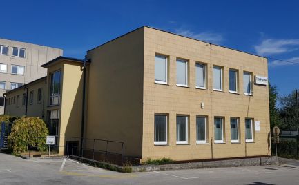 Prenajmem kancelárske priestory 30m2 za 320 €/mesiac v Nitre na Cabajskej ceste pri diaľnici.