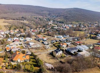 Stavebný pozemok 1340 m2 v Borinke so stavebným povolením na výstavbu RD.