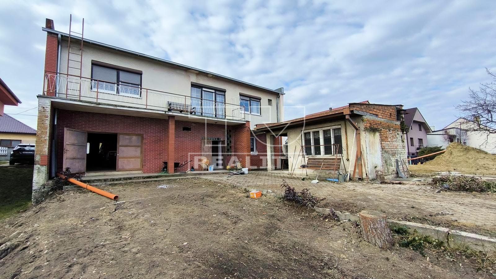Zaujímavý rodinný DOM s veľkým pozemkom v tichej lokalite – ideálne na vaše nové bývanie, ŠENKVICE, 910 m2