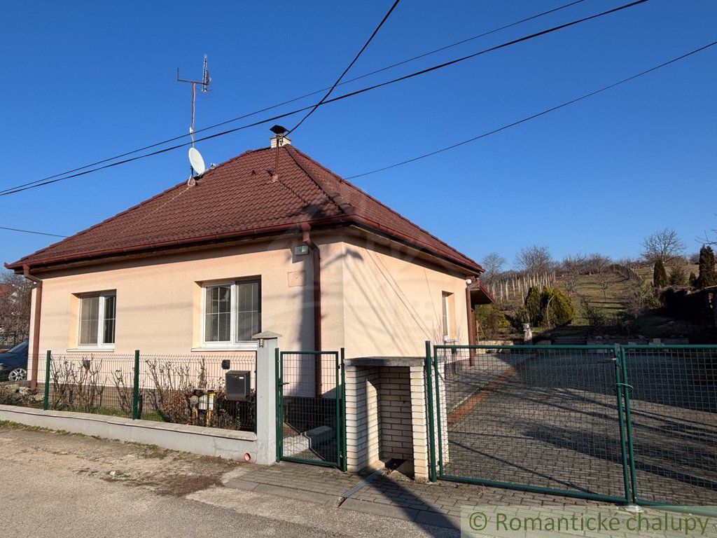 3 IZBOVÝ RODINNÝ DOM SO ZÁHRADOU V BOJNIČKÁCH, OKRES HLOHOVEC