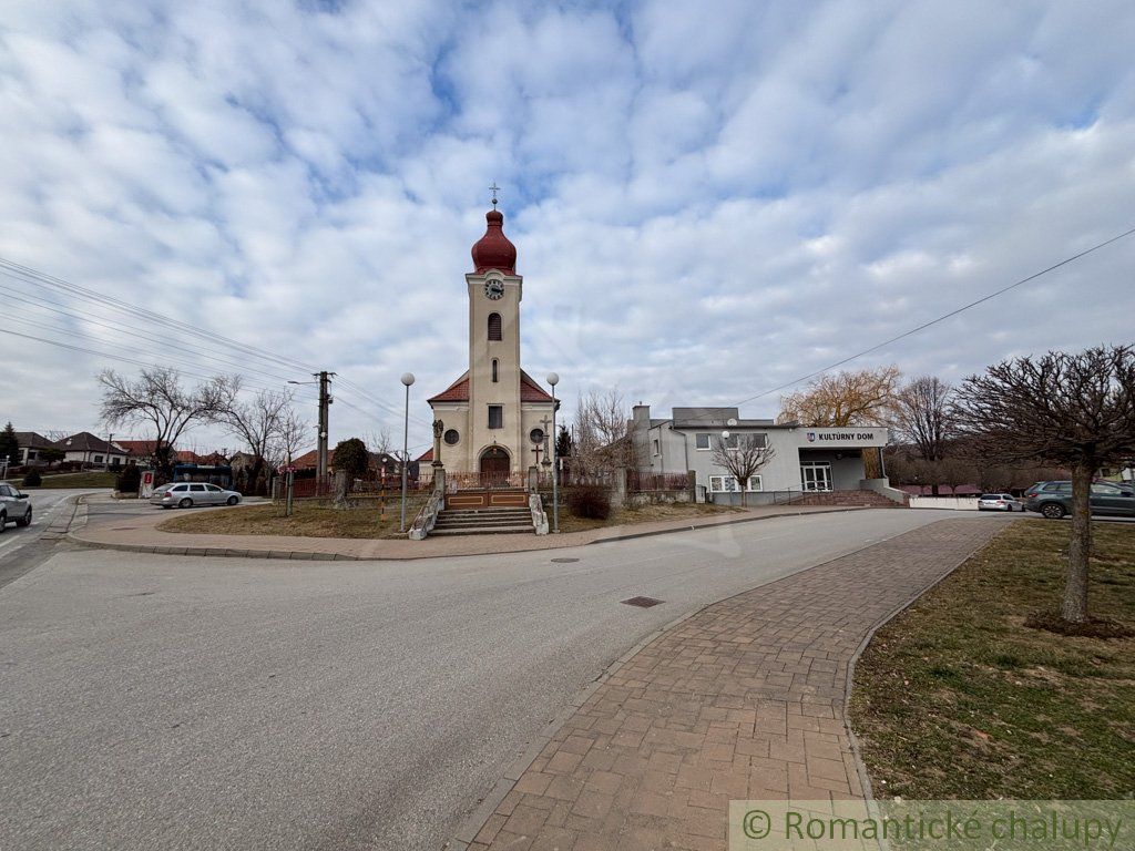 3 IZBOVÝ RODINNÝ DOM SO ZÁHRADOU V BOJNIČKÁCH, OKRES HLOHOVEC