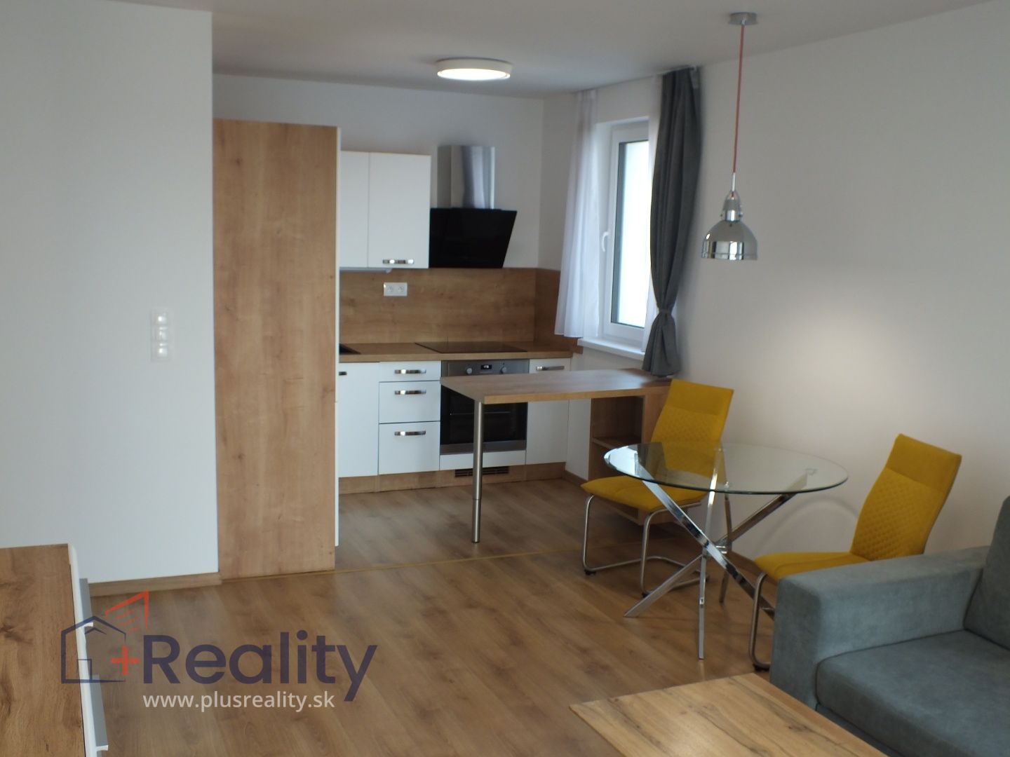 Zariadený 2 izbový byt s balkónom a garážovým státím v projekte RENDEZ Bratislava Rača na prenájom!