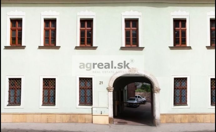 Administratívna budova s plochou 1773 m² a 12 parkingami na Panenskej ulici.
