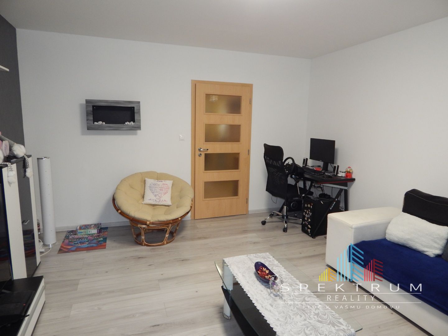 SPEKTRUM REALITY- Na Predaj komplet rekonštruovaný 3-izbový byt, 64 m2, loggia, Handlová, ul. Okružná