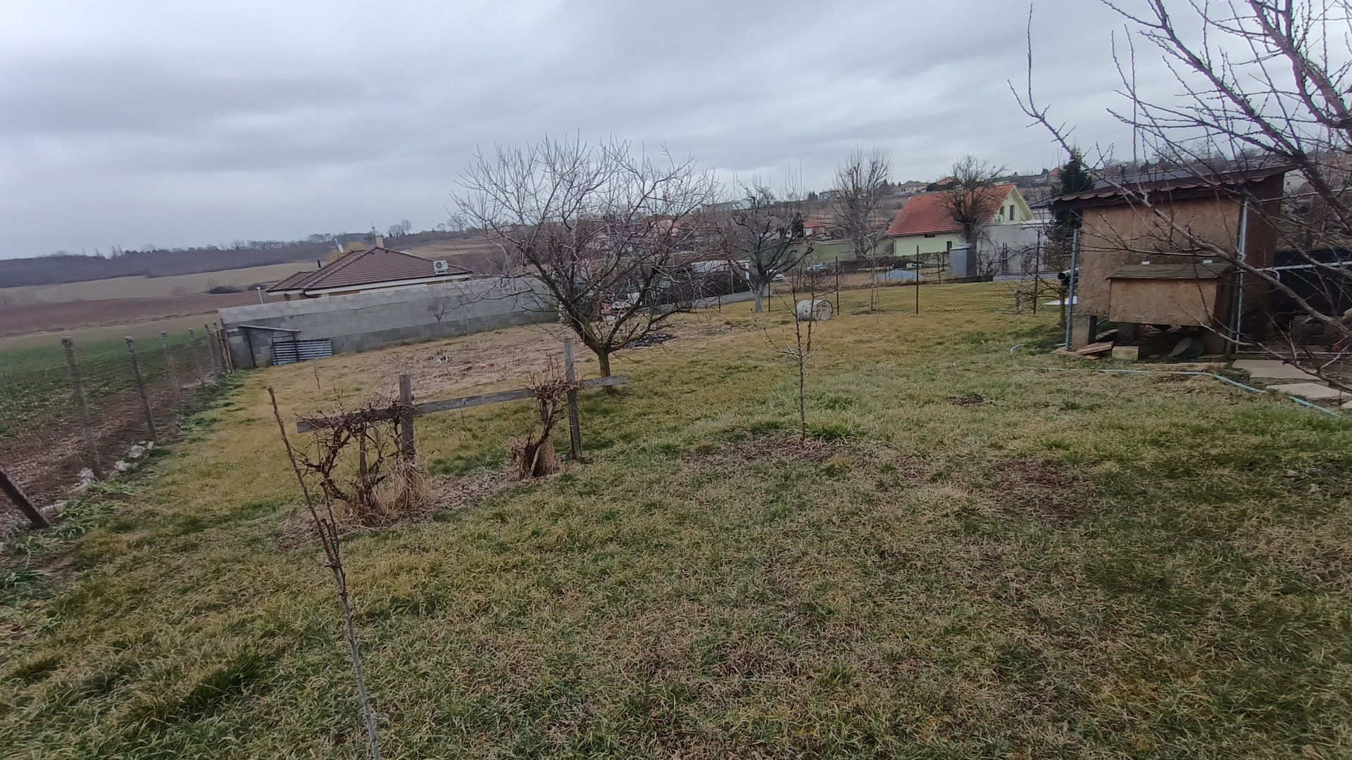 Na predaj 2 ihneď obývateľné rodinné domy s 10 árovým pozemkom v malebnej obci Cabaj-Čápor