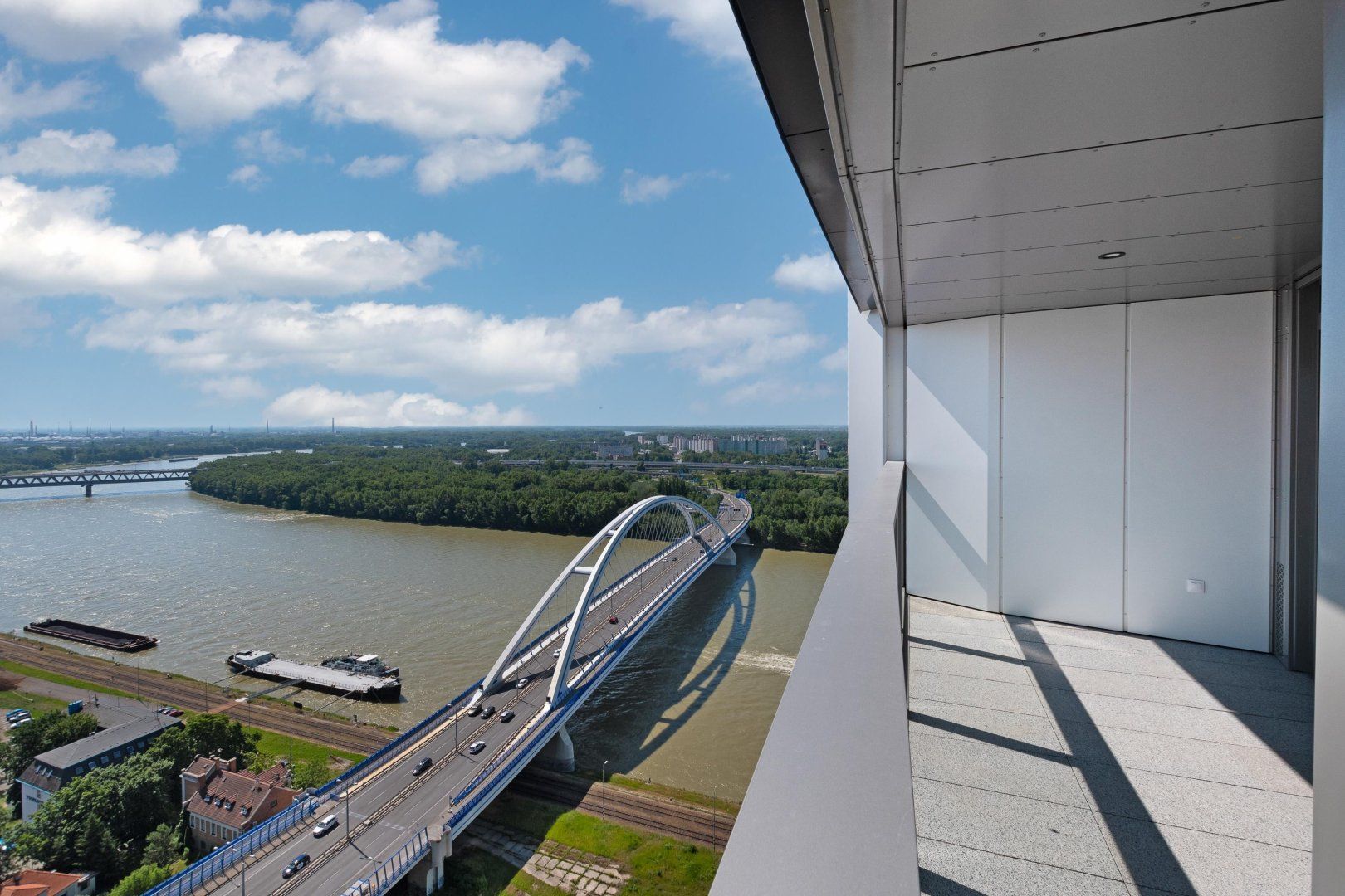 3 izbový byt v Eurovea Tower s 2x parkingom  na 24. poschodí  - VIDEO