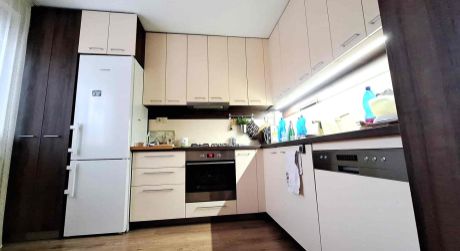 PREDAJ - Kompletne prerobený zariadený 3 izbový byt s 2 balkónmi na Eotvosovej ulici v Komárne DOHODA MOŽNÁ!