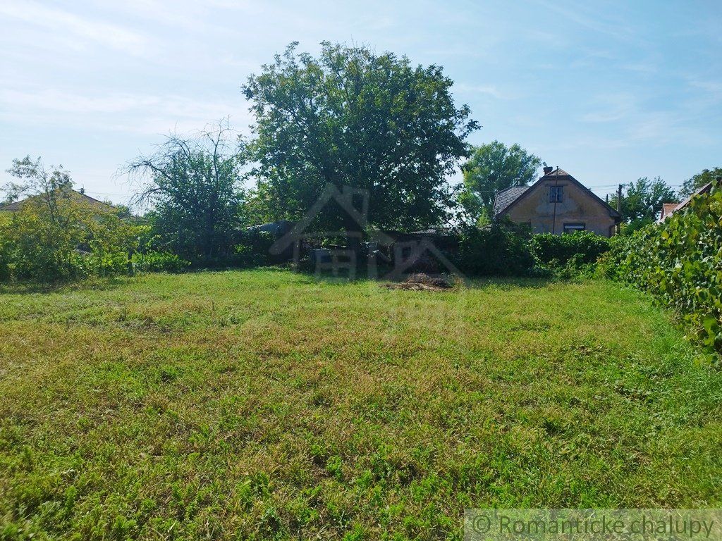 !!Výrazne znížená cena!! Dom vhodný aj na chalupu, s vyše 1000m2 rovinatým pozemkom, v tichej obci Tupá