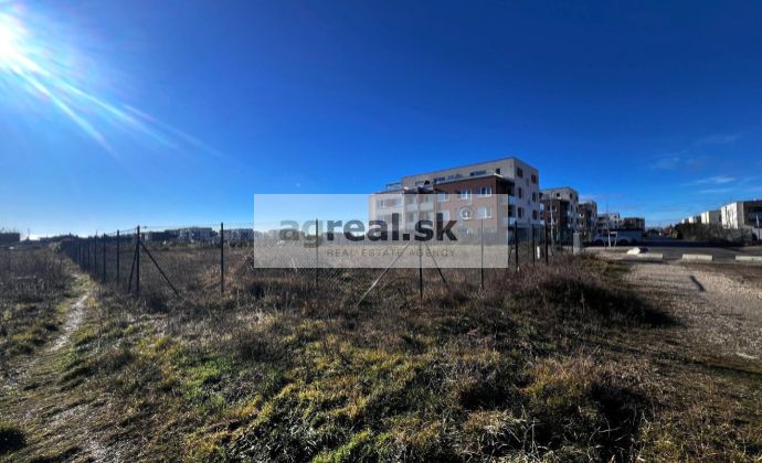 Predaj- veľký stavebný pozemok pre dom alebo dvojdom (1024 m2, 270,- EUR/m2)  priamo pri Anna parku, ul. Platanová, Miloslavov