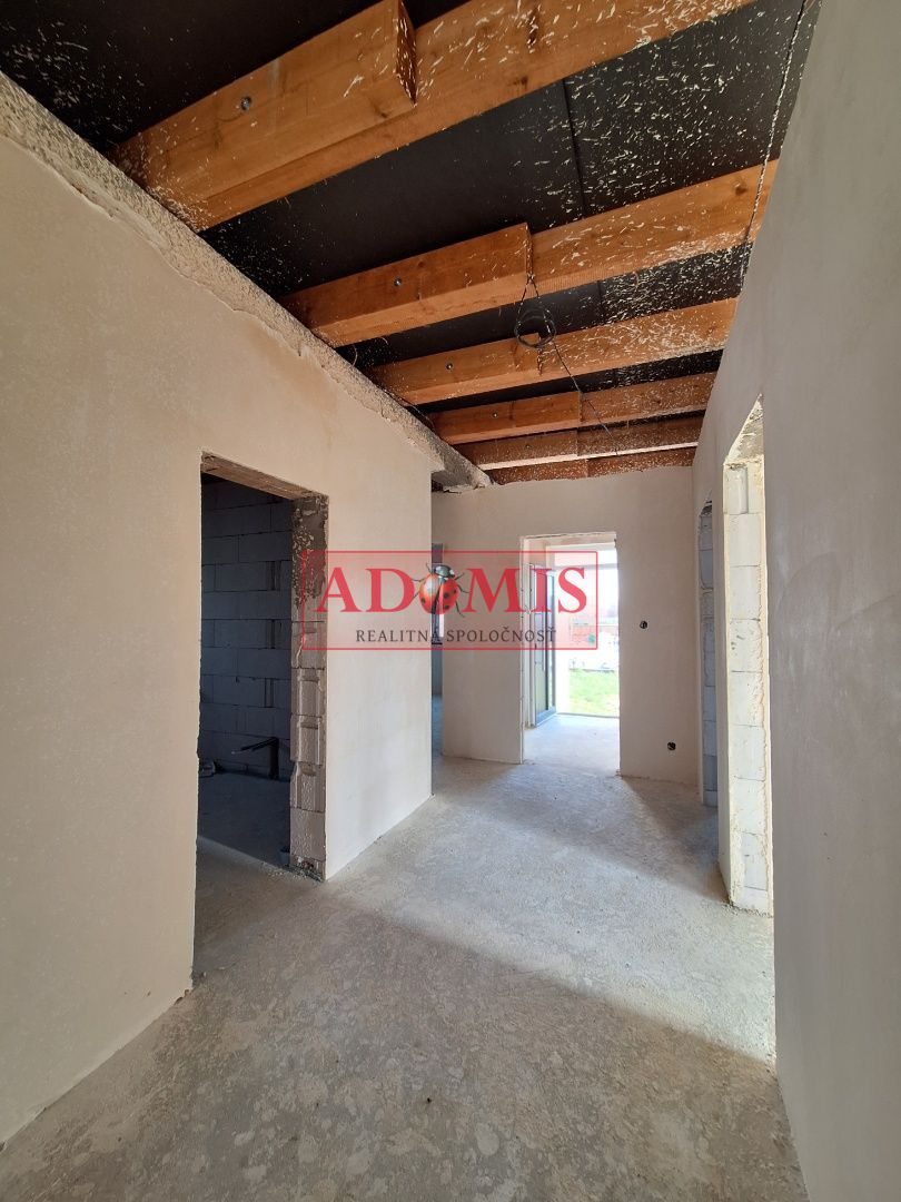 ADOMIS -  predáme nadštandardný 4izbový bungalov 160m2, kompletné IS, pozemok 573m2, tepelné čerpadlo,blízka obec za Šacou,Veľká Ida.