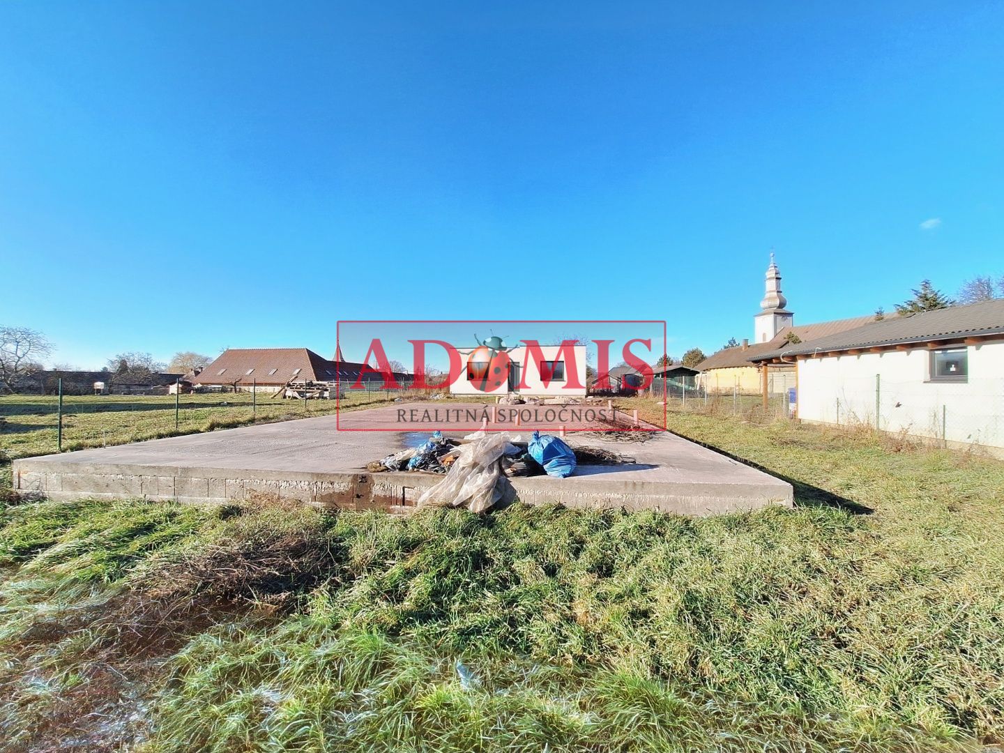 Predáme holodom + platňa 948m2,Veľká Ida.