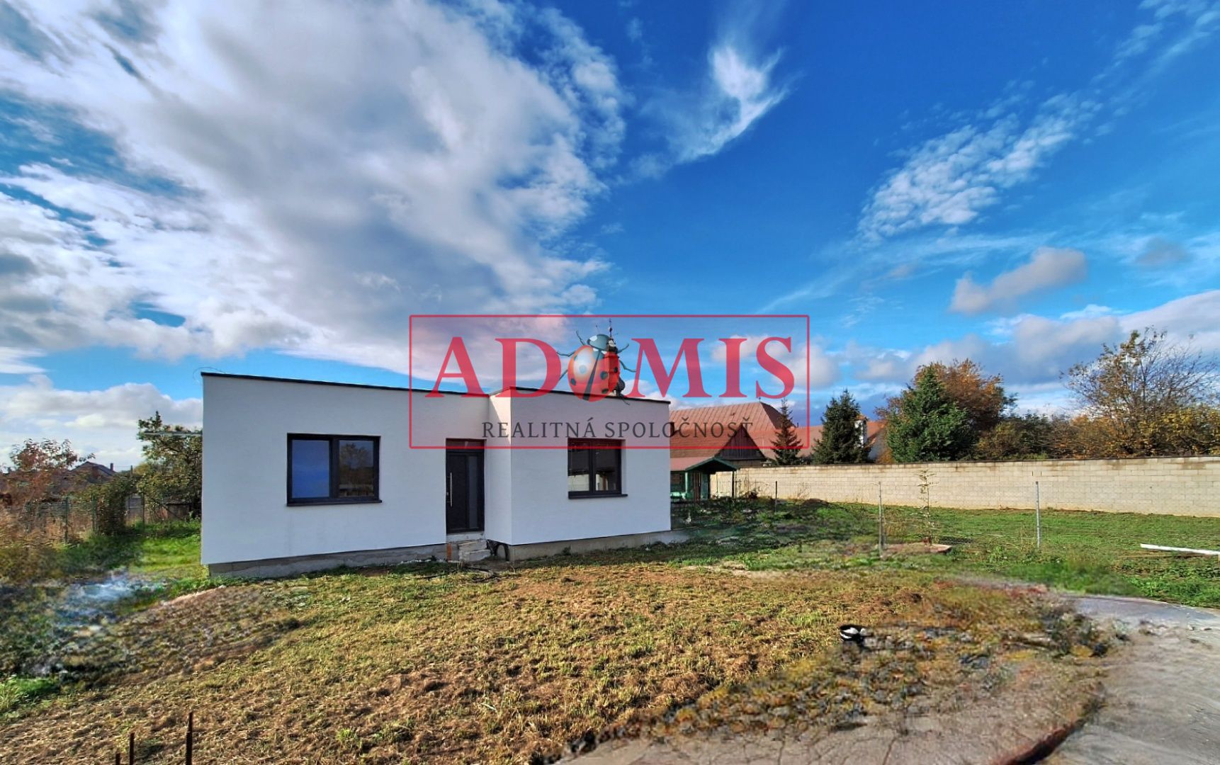 ADOMIS -  predáme nadštandardný 4izbový bungalov 160m2, kompletné IS, pozemok 573m2, tepelné čerpadlo,blízka obec za Šacou,Veľká Ida.