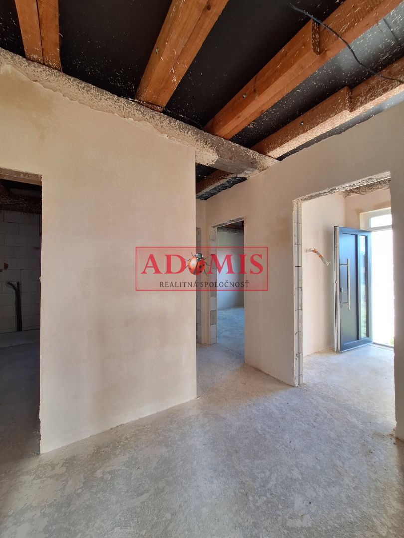 ADOMIS -  predáme nadštandardný 4izbový bungalov 160m2, kompletné IS, pozemok 573m2, tepelné čerpadlo,blízka obec za Šacou,Veľká Ida.