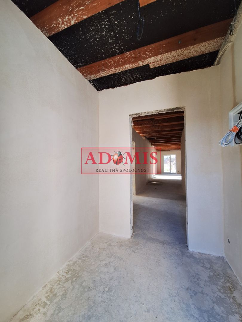 ADOMIS -  predáme nadštandardný 4izbový bungalov 160m2, kompletné IS, pozemok 573m2, tepelné čerpadlo,blízka obec za Šacou,Veľká Ida.