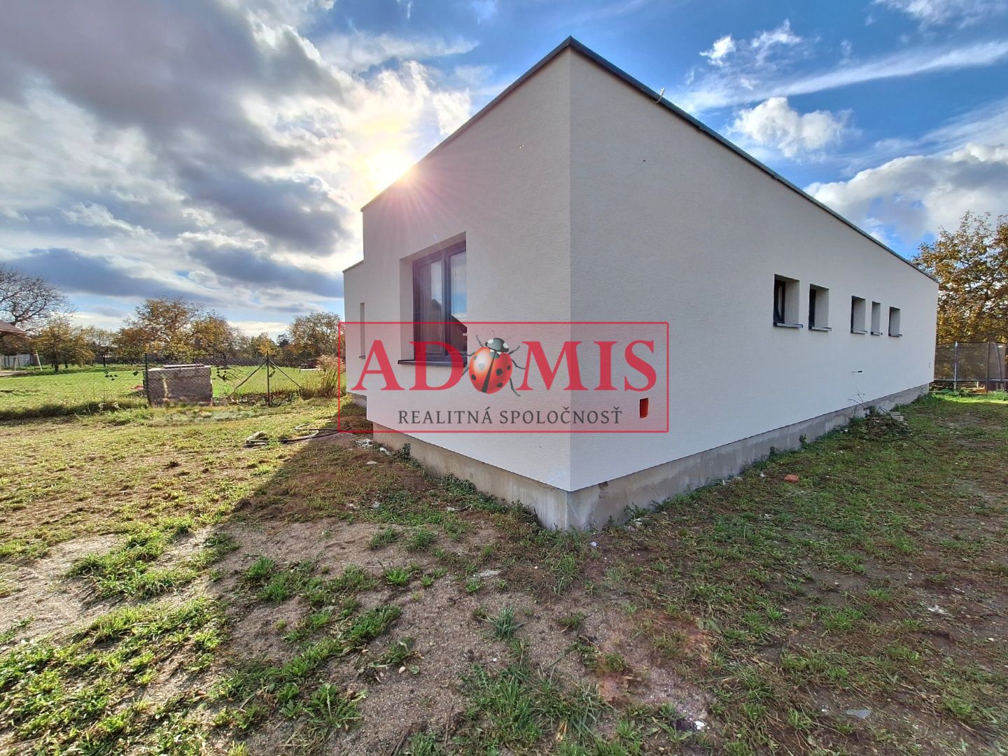 ADOMIS -  predáme nadštandardný 4izbový bungalov 160m2, kompletné IS, pozemok 573m2, tepelné čerpadlo,blízka obec za Šacou,Veľká Ida.