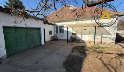 Exkluzívne iba v APEX reality 2,5 izbový rodinný dom v Rišňovciach, pozemok 596 m2, garáž, pivnica