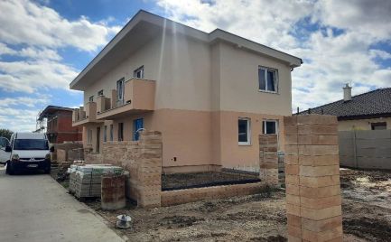 Ponúkame na predaj skolaudovaný 4-izbový rodinný dom s možnosťou rozdelenia na dve samostatné 2izb.bytové jednotky, lokalita Rovinka, Platanová ulica
