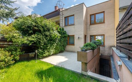 Ponúkame na prenájom 5-izbový slnečný rodinný dom v radovej zástavbe na ulici Júnová, lokalita Bratislava III.-Kramáre