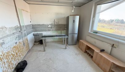 Exkluzívne APEX reality veľký 3i. s loggiou v pôvodnom stave na Nitrianskej ul. v HC, 78 m2