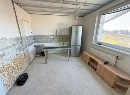 Exkluzívne APEX reality veľký 3i. s loggiou v pôvodnom stave na Nitrianskej ul. v HC, 78 m2