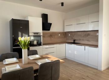 Priestranný 2 izbový byt s lodžiou a garážovým státim - CITY RESIDENCE - MALACKY