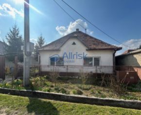 Starší zachovalý rodinný dom v tichej ulici v obci Hájske