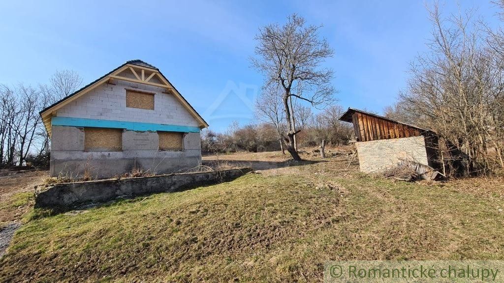 VÝRAZNE znížená cena!Hospodárska usadlosť na samote so 16 hektármi pozemku na Krupinskej planine