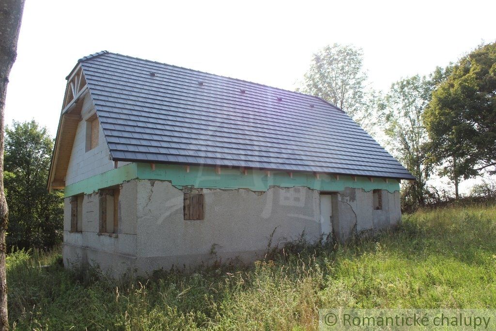 VÝRAZNE znížená cena!Hospodárska usadlosť na samote so 16 hektármi pozemku na Krupinskej planine